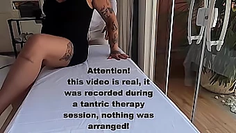 Heimlich Aufgenommene Sitzung Eines Patienten, Der Eine Tantrische Massage Von Einem Therapeuten Erhält - Authentisches Video