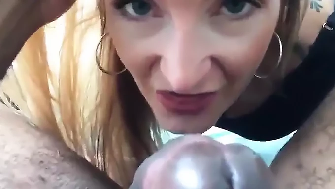 Video POV của một cô gái có hình xăm đang blowjob cho một con cặc đen to