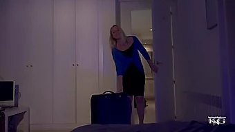 POV-kijk op het neuken van een oudere blonde tante