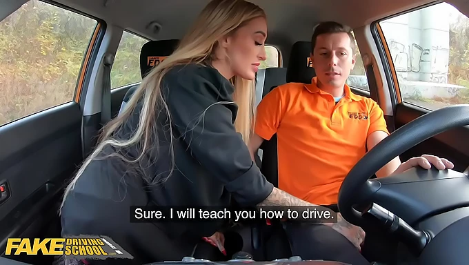 Daisy Lee njuter av att ge oralsex lektioner och deepthroat-träning i FakeDrivingSchool-video