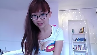 Asiatisk 18+ Teenager Med Store Bryster I Juleporno Video