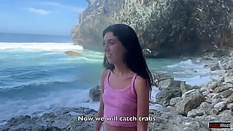 Una Scena Calda E Bollente Con Katty West Su Un'Isola Deserta.