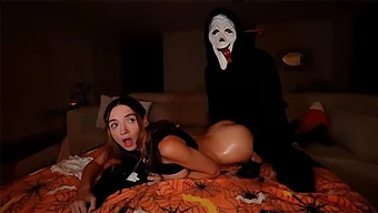 Une intruse d'Halloween découvre mes gros seins et ma chatte serrée