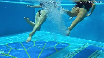 Lesbiennes Brûlantes Diana Rius Et Sheril Blossom Dans Une Rencontre Chaude Dans Une Piscine Sous-Marine