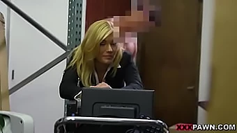 Eine blonde MILF wird im Büro hart durchgenommen