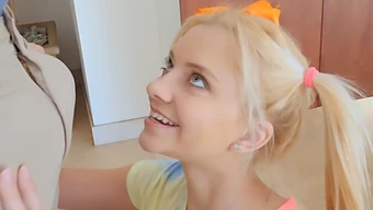 Blonde Babe Ervaart Voor Het Eerst Een Grote Zwarte Lul