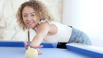 La Sensuelle Allie Addison Joue Au Billard Avec Son Demi-Frère