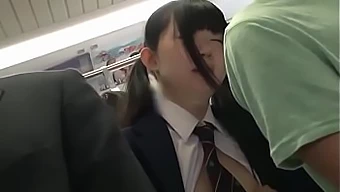 年轻的日本女孩体验bdsm元素的粗暴性爱