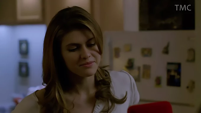 Alexandra Daddario z wielkim tyłkiem w True Detective odcinek 1