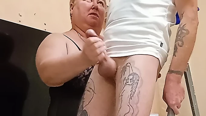 Ryska MILF-svärmors POV-handjobb leder till en tillfredsställande klimax