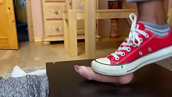 Manželka Dupe A Drtí Gule S Converse Chucks