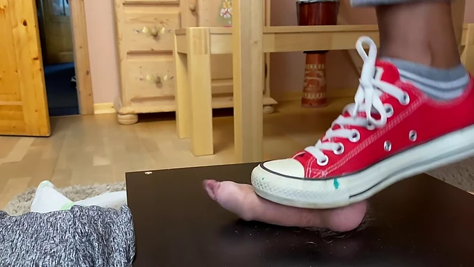 Sepatu Converse All-Star dalam adegan ballbusting yang nakal