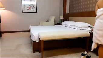 Sesi Pancutan Intens Dari Pengiring Asia Di Kamar Hotel