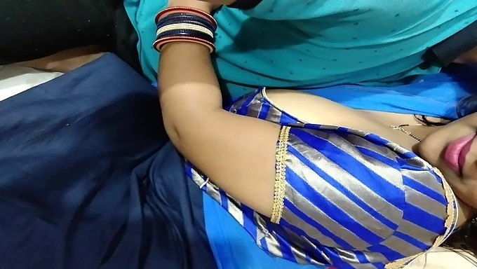 Experiencia orgásmica de la esposa Desi con grandes tetas naturales y sonidos divertidos