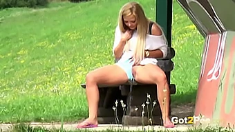 Rubia Ardiente Es Sorprendida Meando En Público, Empapando Su Lencería En Hd