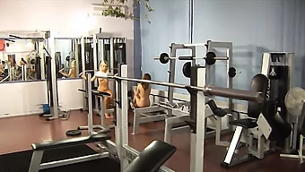 Allenamento Nudo In Palestra Con Ragazze Europee