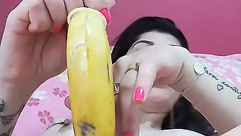 Kecantikan Berpakaian Lingerie Mencapai Orgasme Dengan Pisang Buatan Sendiri