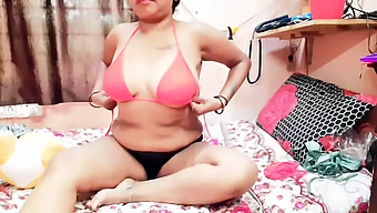 Một Bà Mẹ Trẻ Châu Á Trong Đồ Lót Và Bikini