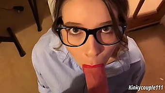 Geeky Ofis Çalışanı, Oral Zevk Vermekle Tehdit Ediyor - Kinkycouple111