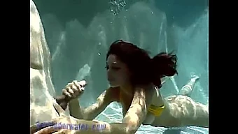 Luccia Reyes Thích Thú Với Một Màn Blowjob Bên Hồ Bơi Và Bơi Lội Trong Tinh Trùng