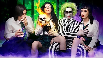 Beetlejuice 테마의 Xxx 패러디, 고화질로 젊고 늙은 배우들이 출연해.