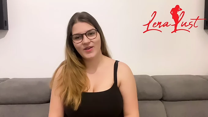 Lena Lust'un dolgun göğüslerine odaklanarak ilk kez kendi zevkini keşfetmesi