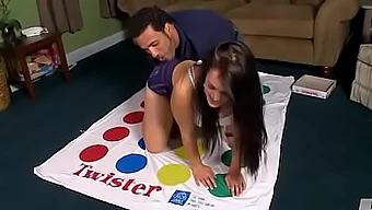 Yaz menjadi nakal dengan twister dan mendapat jilatan pada vaginanya