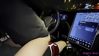 Tesla z Bailey Base se mění v mobilní ložnici pro dospívající sexcapade