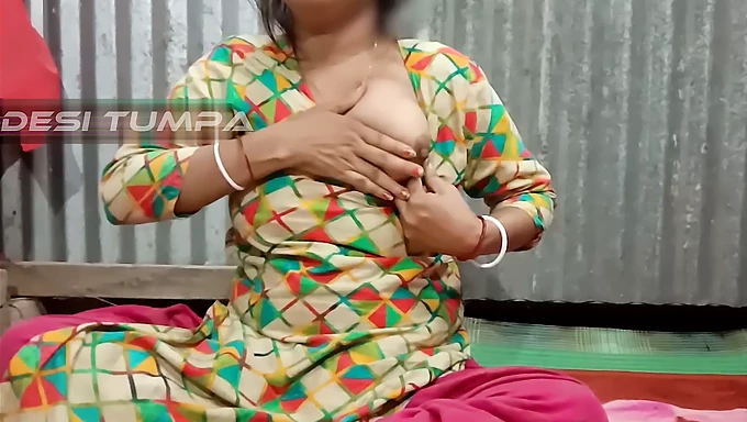 Desi Tumpa bhabhi révèle ses gros seins pâles et sa chatte ferme et serrée pendant que son mari est absent