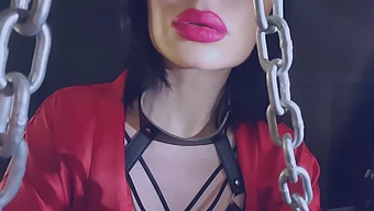 La Maîtresse Bdsm Emma Domine Avec Une Éjaculation Faciale Et Du Fouet