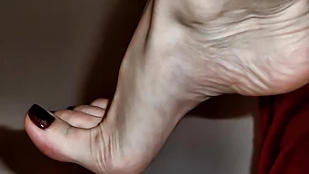 Compilation De Vidéos De Fétichisme Des Pieds Mettant En Vedette Des Orteils Et Des Plantes Féminines