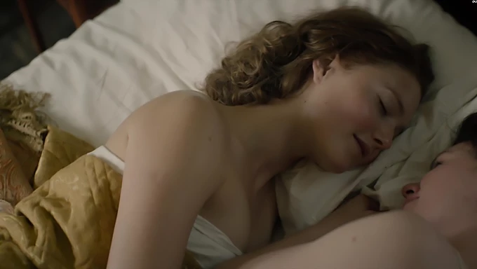 Anna Paquin i Holliday Grainger w softcore'owej scenie gwiazd z gołą dupą i naturalną urodą