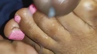 Toe-Tally Incroyable: Éjaculation Sur Les Pieds Roses