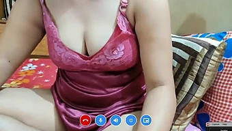 Tante Mature Montre Sa Chatte Et Son Cul Serrés Sur Webcam