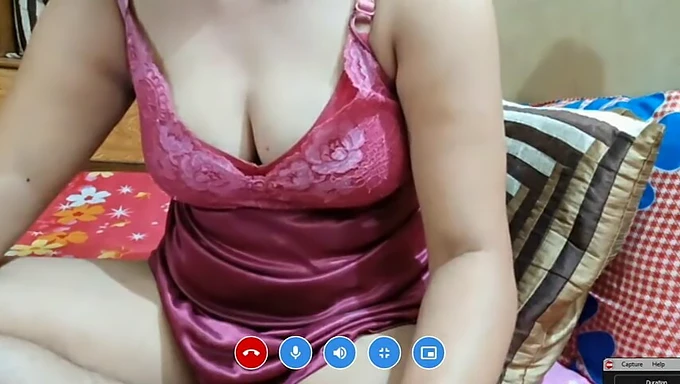 परिपक्व MILF की बड़ी गांड को वेबकैम पर उंगलियों से चोदा जाता है।