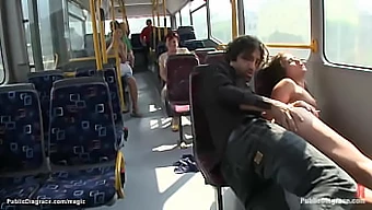 Incontro Voyeuristico In Un Autobus Pubblico Con Una Bellezza Europea Sottomessa