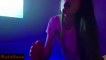 Publiczny blowjob z brunetką w kinie - POV