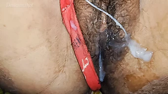 Desi Kızın 18. Doğum Günü Cumshot'I, Amının Yakın Çekimiyle