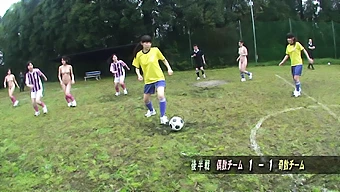 日本女学生在高清中与成熟男人进行铁杆性爱