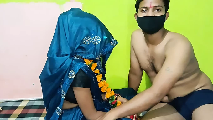 Mira el placer oral y la digitación de la vagina de una chica india de 18 años