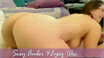 O Show Sensual De Câmera De Amber Com Vistas Íntimas Para A Bunda