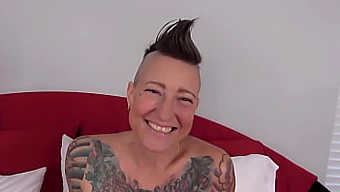 Inked Verleidsters En Een Getatoeëerde Milf Genieten Van Intens Anaal Plezier