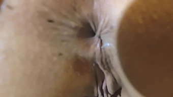 Blonde plantureuse avec un gros cul devient coquine