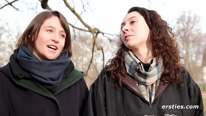 La primera vez de Charlie L y Axelle en el agua caliente de una bañera