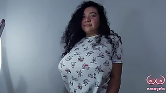 Curvy Latina danser viser sine aktiver til sin stedbror