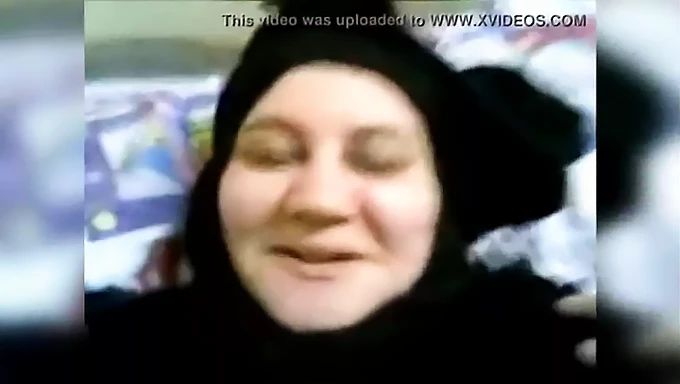 Žena v strednom veku objavuje skryté tajomstvo svojho nevlastného syna v arabskom porno videu.