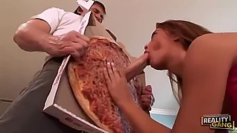 Latina Gigi Rivera mendapatkan pizza kontol besar