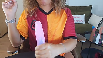 Egyptische Schoonheid Geeft Zichzelf Plezier In Deze Amateur Handjob Video