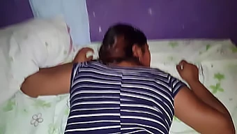 Amiga dengan kulit gelap menikmati kenikmatan anal