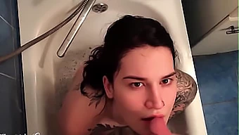 Getatoeëerde Tiener Geeft Een Slordige Deepthroat Aan Een Grote Lul Liefhebber En Wordt Beloond Met Een Facial Cumshot